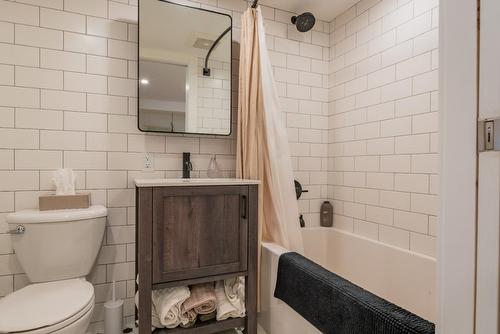 911 Silica Street, Nelson, BC - Indoor Photo Showing Bathroom