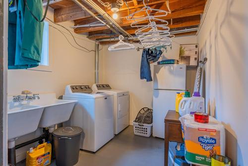 911 Silica Street, Nelson, BC - Indoor Photo Showing Laundry Room