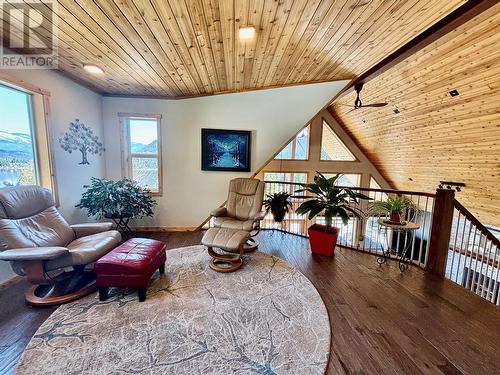 2820 Juniper Crescent, Sorrento, BC - Indoor Photo Showing Living Room