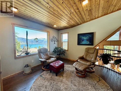 2820 Juniper Crescent, Sorrento, BC - Indoor Photo Showing Living Room