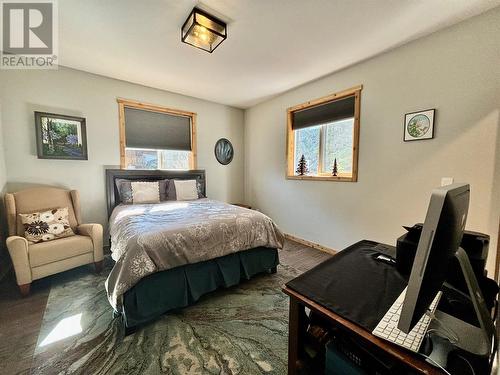 2820 Juniper Crescent, Sorrento, BC - Indoor Photo Showing Bedroom