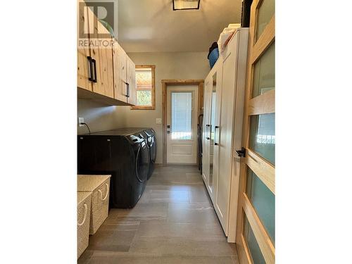 2820 Juniper Crescent, Sorrento, BC - Indoor Photo Showing Laundry Room