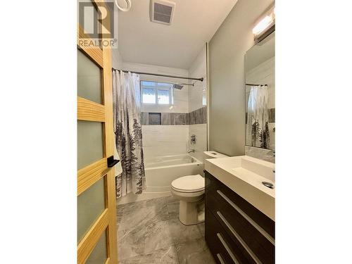 2820 Juniper Crescent, Sorrento, BC - Indoor Photo Showing Bathroom