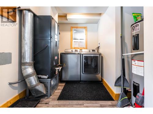 3299 Loschinski Road, Revelstoke, BC - Indoor Photo Showing Laundry Room