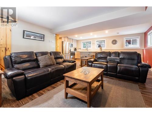 3299 Loschinski Road, Revelstoke, BC - Indoor Photo Showing Living Room