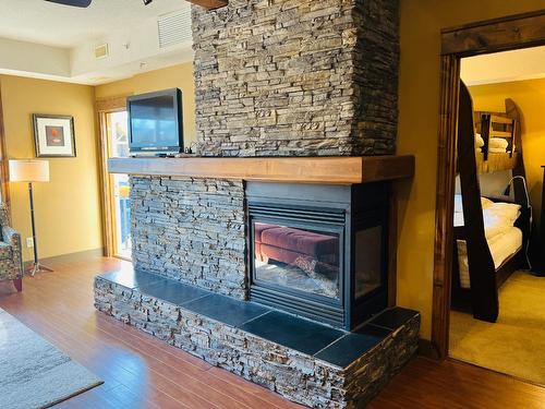 1317 - 7495 Columbia Avenue, Radium Hot Springs, BC - Indoor Photo Showing Living Room With Fireplace