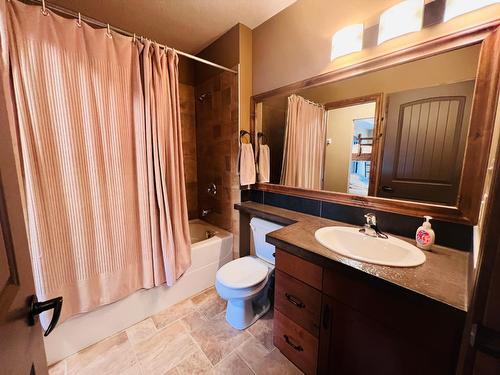 1317 - 7495 Columbia Avenue, Radium Hot Springs, BC - Indoor Photo Showing Bathroom
