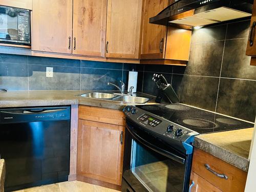 1317 - 7495 Columbia Avenue, Radium Hot Springs, BC - Indoor Photo Showing Kitchen With Double Sink