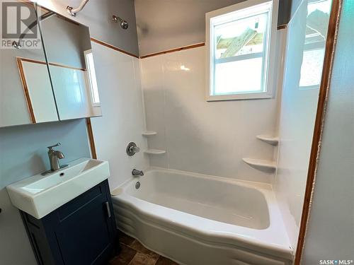 507 Maple Street, Maple Creek, SK - Indoor Photo Showing Bathroom