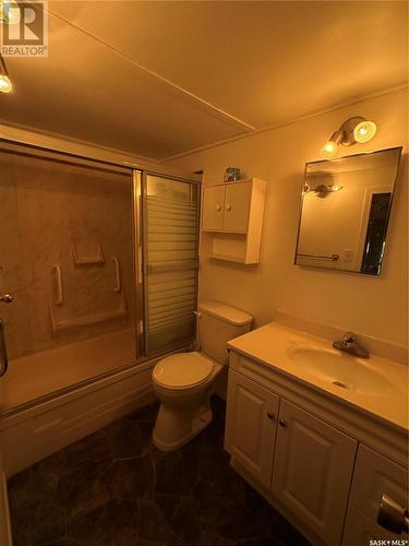 185 5Th Avenue N, Yorkton, SK - Indoor Photo Showing Bathroom