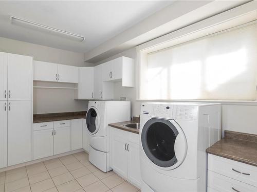6023 Kaspa Rd, Duncan, BC - Indoor Photo Showing Laundry Room