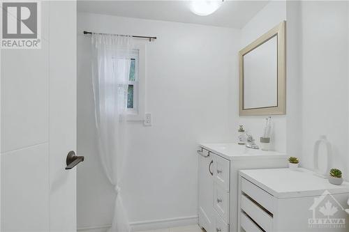12 Panama Avenue, Nepean, ON - Indoor Photo Showing Laundry Room