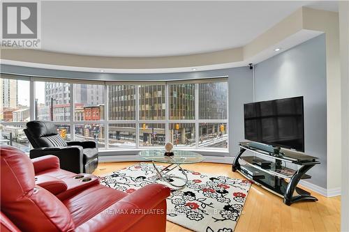 301 - 242 Rideau Street, Ottawa, ON - Indoor Photo Showing Living Room