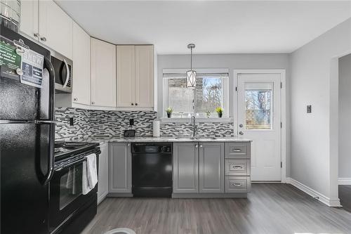 44 Deloraine Drive, Brampton, ON - Indoor Photo Showing Kitchen With Upgraded Kitchen