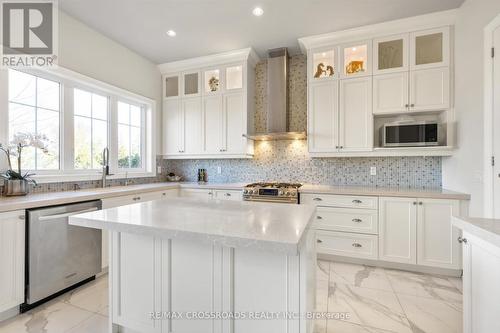 27 Emerald Heights Dr, Whitchurch-Stouffville, ON - Indoor Photo Showing Kitchen With Upgraded Kitchen