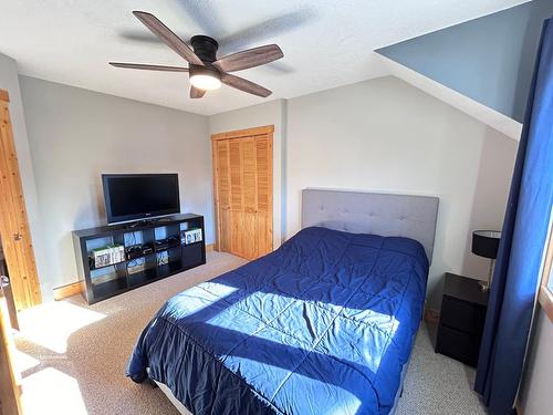 93 - 4868 Riverview Drive, Edgewater, BC - Indoor Photo Showing Bedroom