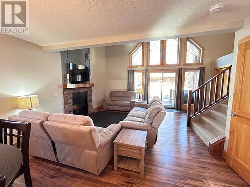 4868 Riverview Drive Unit# 93, Edgewater, BC - Indoor Photo Showing Living Room With Fireplace