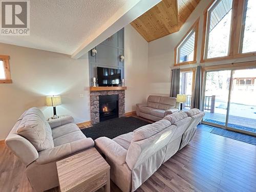 4868 Riverview Drive Unit# 93, Edgewater, BC - Indoor Photo Showing Living Room With Fireplace