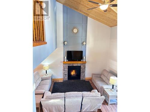 4868 Riverview Drive Unit# 93, Edgewater, BC - Indoor Photo Showing Living Room With Fireplace