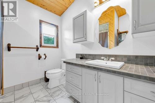 14 West Park Lane, Addington Highlands, ON - Indoor Photo Showing Bathroom