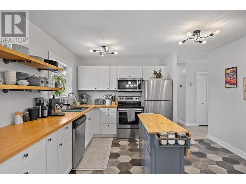 1377 Lambly Place, Kelowna, BC - Indoor Photo Showing Kitchen