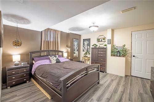 8076 Spring Blossom Drive, Niagara Falls, ON - Indoor Photo Showing Bedroom