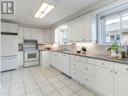38 Rhinestone Drive, Toronto, ON - Indoor Photo Showing Kitchen