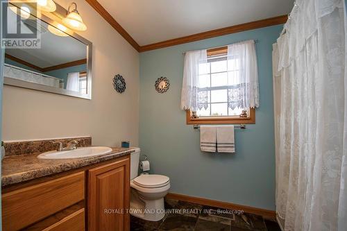 36 Creekside Circ, Kawartha Lakes, ON - Indoor Photo Showing Bathroom