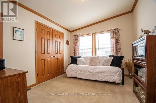 36 Creekside Circ, Kawartha Lakes, ON - Indoor Photo Showing Bedroom