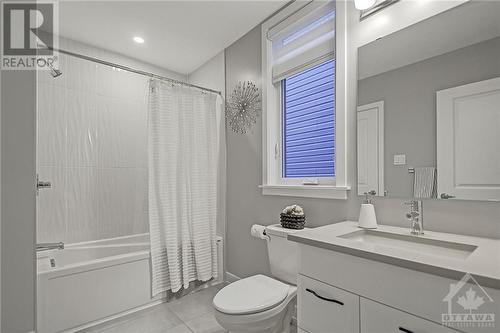 Main level full bath - 263 Dagenham Street, Ottawa, ON - Indoor Photo Showing Bathroom