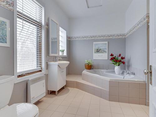 Salle de bains - 2647 Boul. Gouin E., Montréal (Ahuntsic-Cartierville), QC - Indoor Photo Showing Bathroom