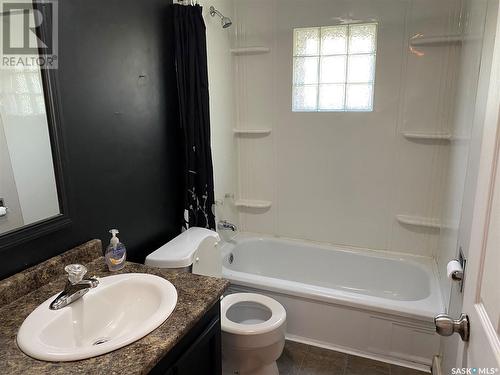 881 18Th Street W, Prince Albert, SK - Indoor Photo Showing Bathroom