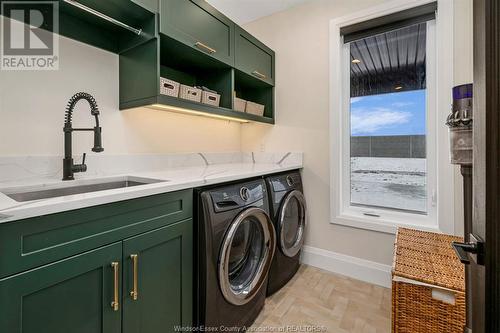 371 Water, Lakeshore, ON - Indoor Photo Showing Laundry Room