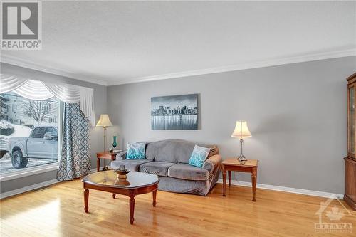 1363 Belcourt Boulevard, Ottawa, ON - Indoor Photo Showing Living Room