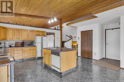 1590 Willow Crescent, Kelowna, BC - Indoor Photo Showing Kitchen