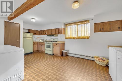 1590 Willow Crescent, Kelowna, BC - Indoor Photo Showing Kitchen