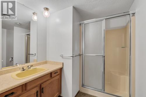 1590 Willow Crescent, Kelowna, BC - Indoor Photo Showing Bathroom