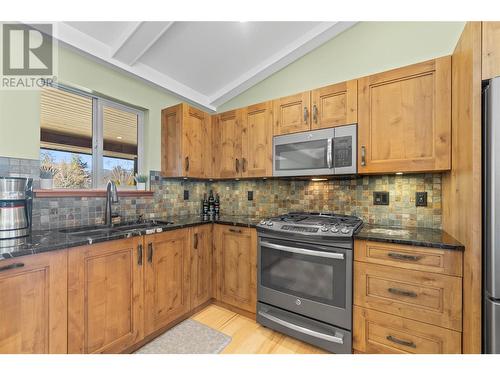 1401 20 Street Se, Salmon Arm, BC - Indoor Photo Showing Kitchen With Double Sink