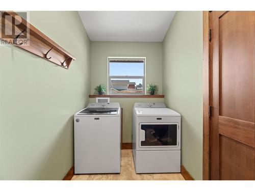 1401 20 Street Se, Salmon Arm, BC - Indoor Photo Showing Laundry Room