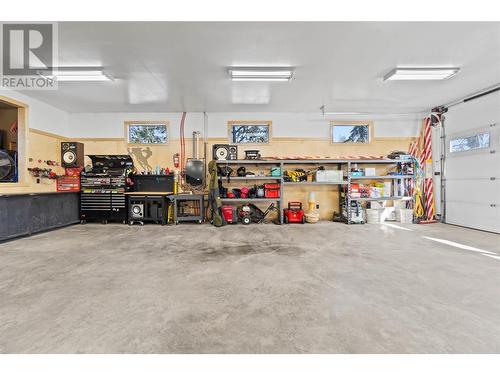1401 20 Street Se, Salmon Arm, BC - Indoor Photo Showing Garage