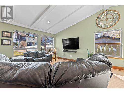 1401 20 Street Se, Salmon Arm, BC - Indoor Photo Showing Living Room