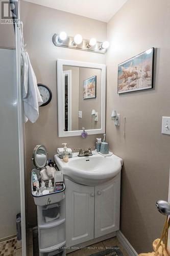 19 Sinclair Street, Guelph, ON - Indoor Photo Showing Bathroom