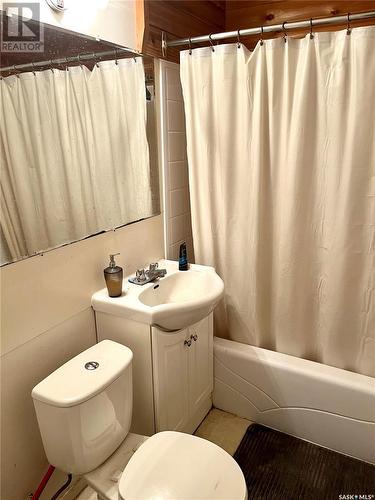 157 2Nd Avenue Se, Swift Current, SK - Indoor Photo Showing Bathroom