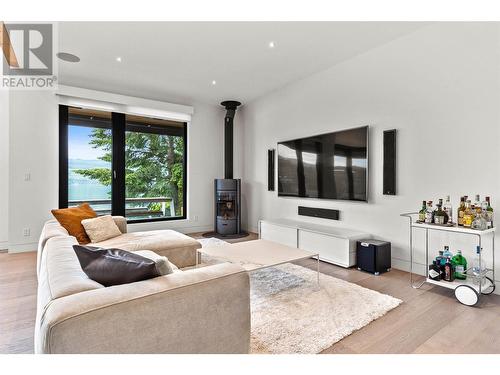 8200 Squilax-Anglemont Road Unit# 6, Anglemont, BC - Indoor Photo Showing Living Room