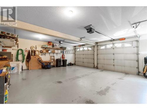 2592 Balmoral/Alpen Paradies Road Unit# 20, Blind Bay, BC - Indoor Photo Showing Garage