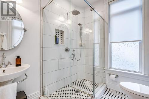 719 Victoria Avenue, Windsor, ON - Indoor Photo Showing Bathroom