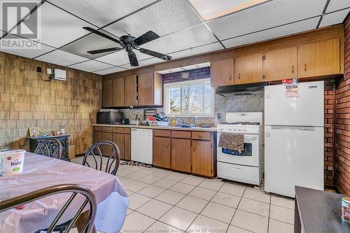 637 Cameron Avenue, Windsor, ON - Indoor Photo Showing Kitchen