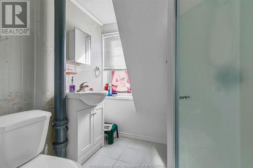 637 Cameron Avenue, Windsor, ON - Indoor Photo Showing Bathroom