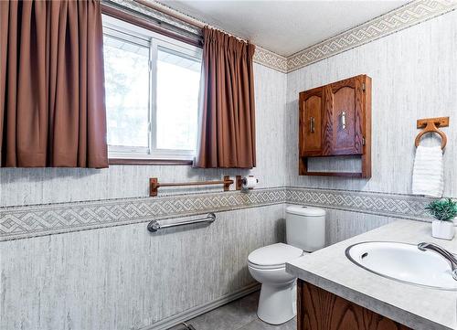 108 Lowden Avenue, Ancaster, ON - Indoor Photo Showing Bathroom