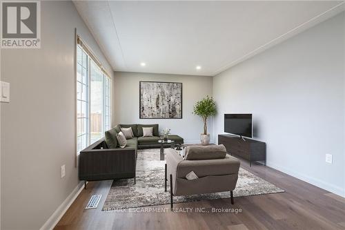 109 Byron Avenue, Hamilton, ON - Indoor Photo Showing Living Room